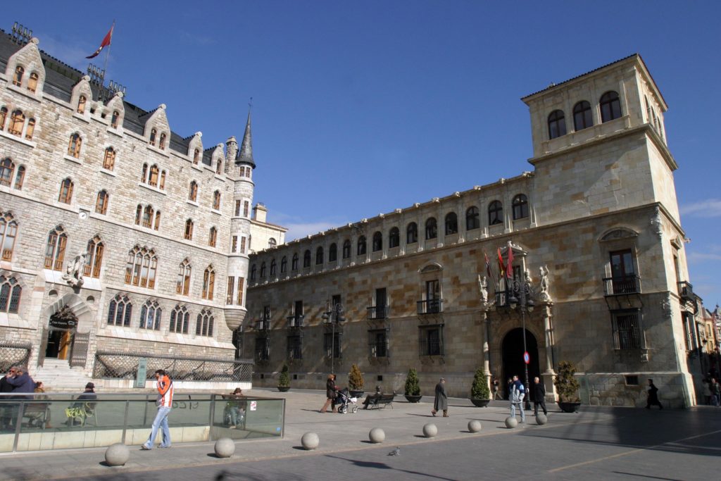 Palacio de los guzmanes y botines