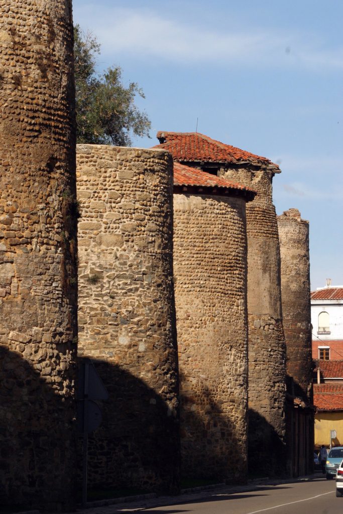 Muralla por Calle Carreras