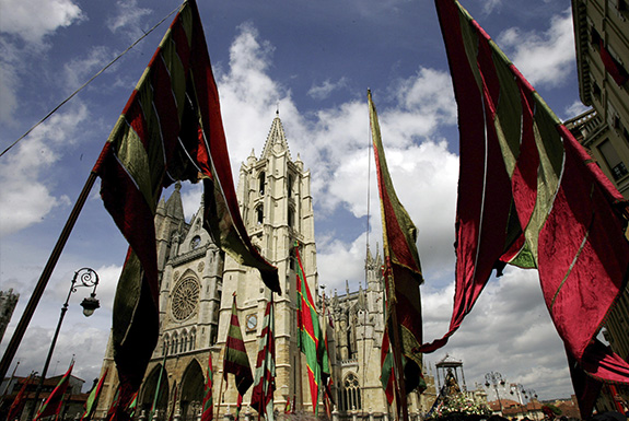 Pendones Virgen del Camino